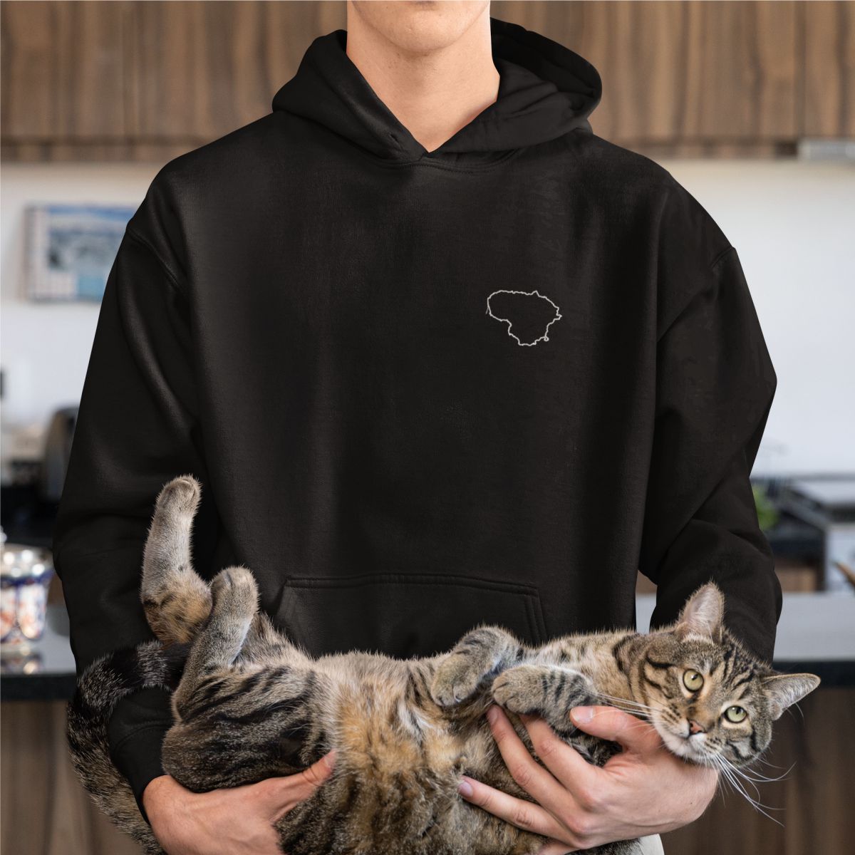 Juodas UNISEX džemperis su gobtuvu "Lietuvos kontūrai ant širdies" (S dydis) JUODOJO PENKTADIENIO pasiūlymas!