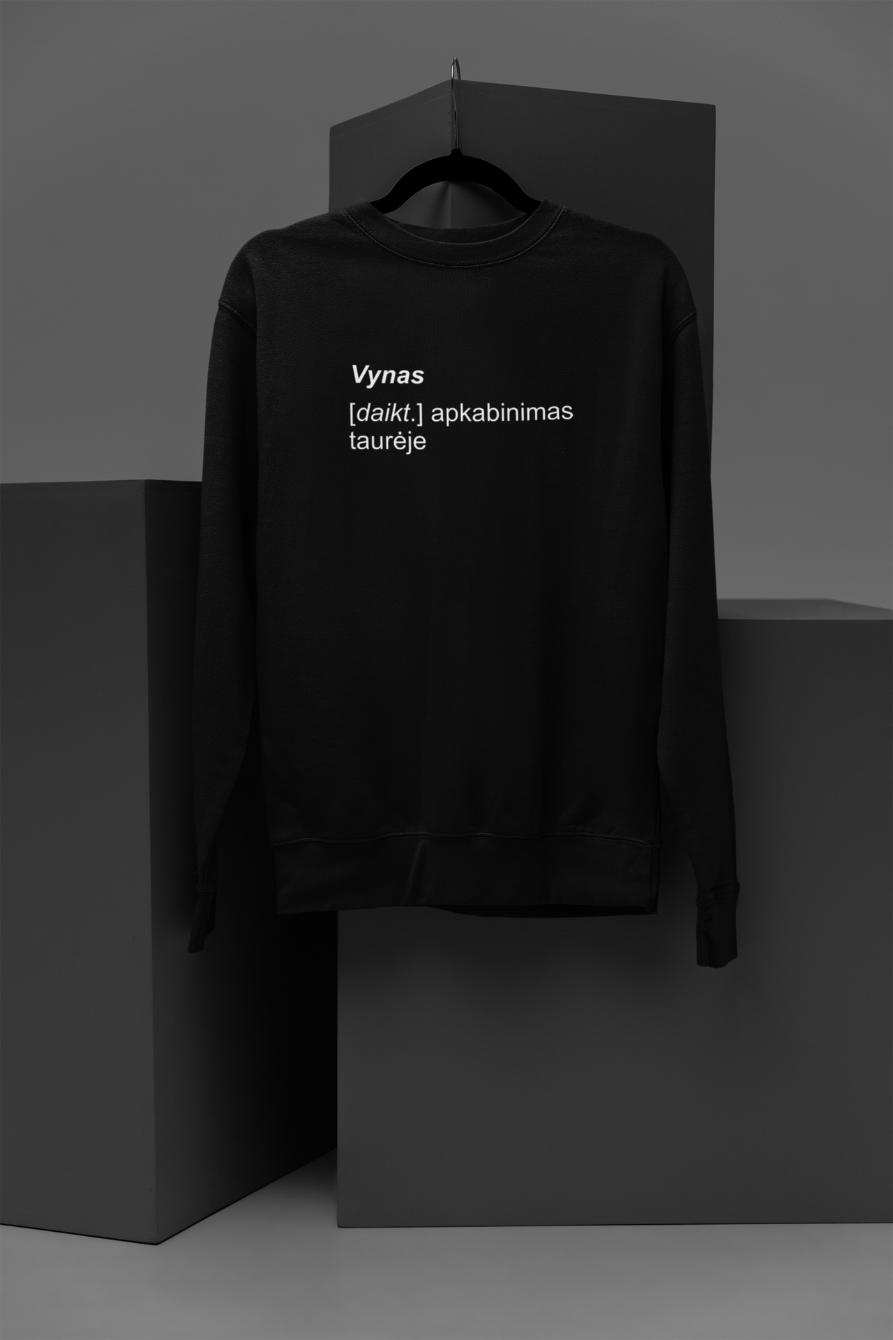 Juodas džemperis be gobtuvo "Vynas aprašymas" (S dydis) ŠIURPNAČIO PASIŪLYMAS