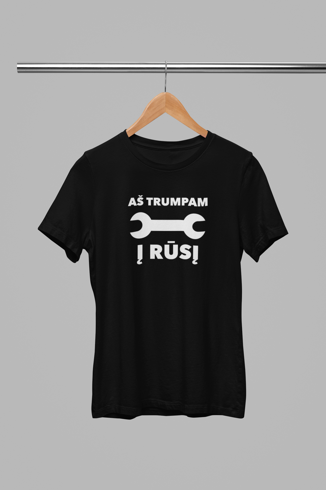 Juodi UNISEX marškinėliai "Trumpam į rūsį"