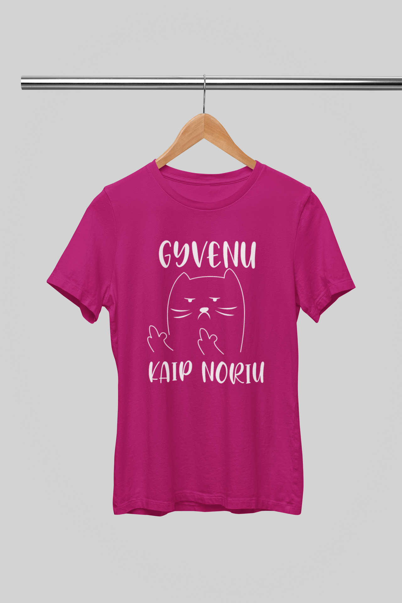 Tamsiai rožinės spalvos UNISEX marškinėliai "Gyvenu kaip noriu“