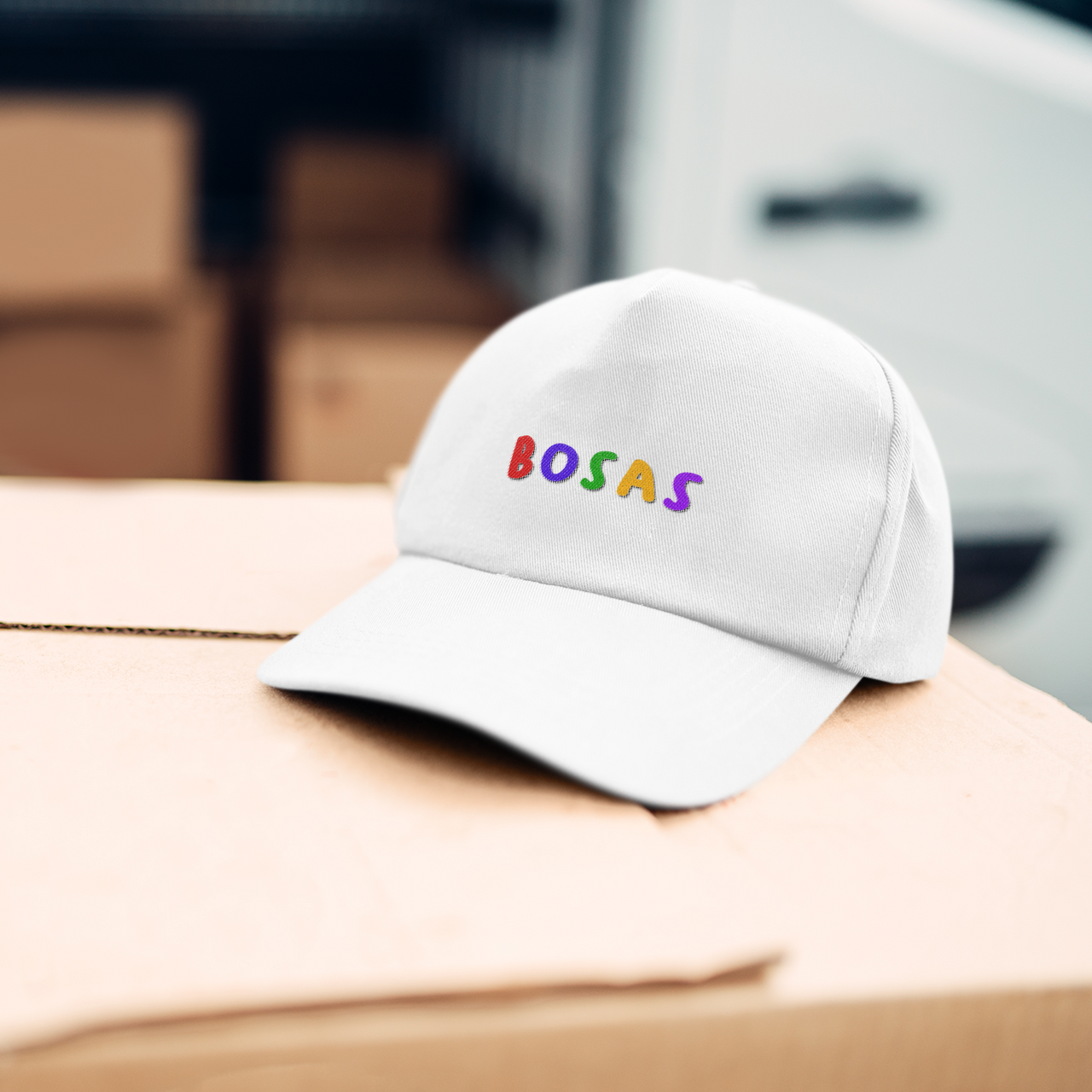 Balta kepurė su snapeliu "Bosas“