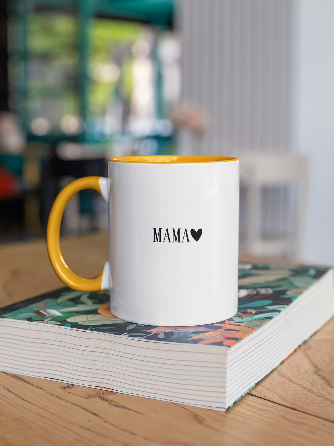 Puodelis geltonu vidumi su spauda "Mama su širdele"