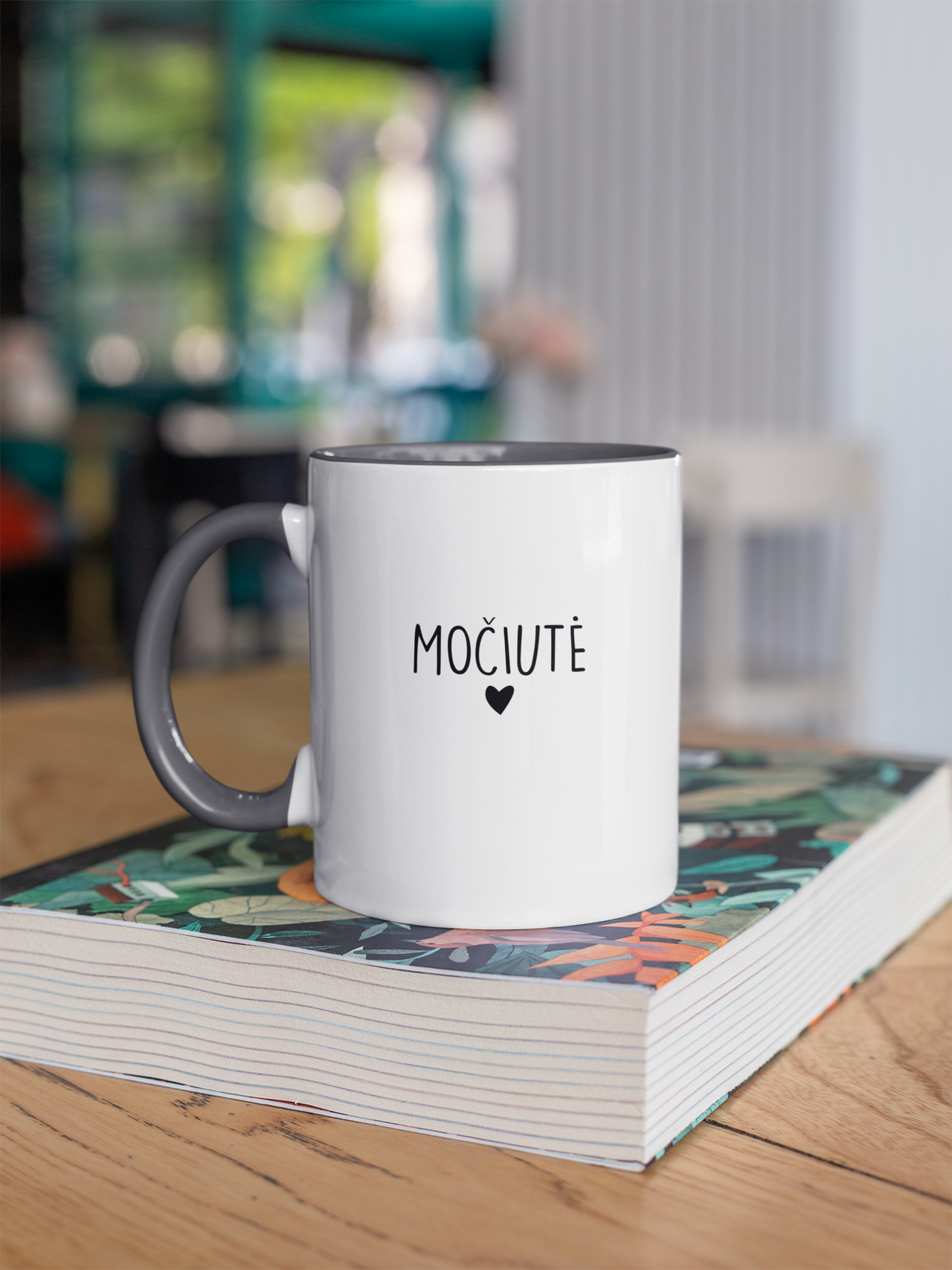 Puodelis pilku vidumi su spauda "Močiutė su širdele"