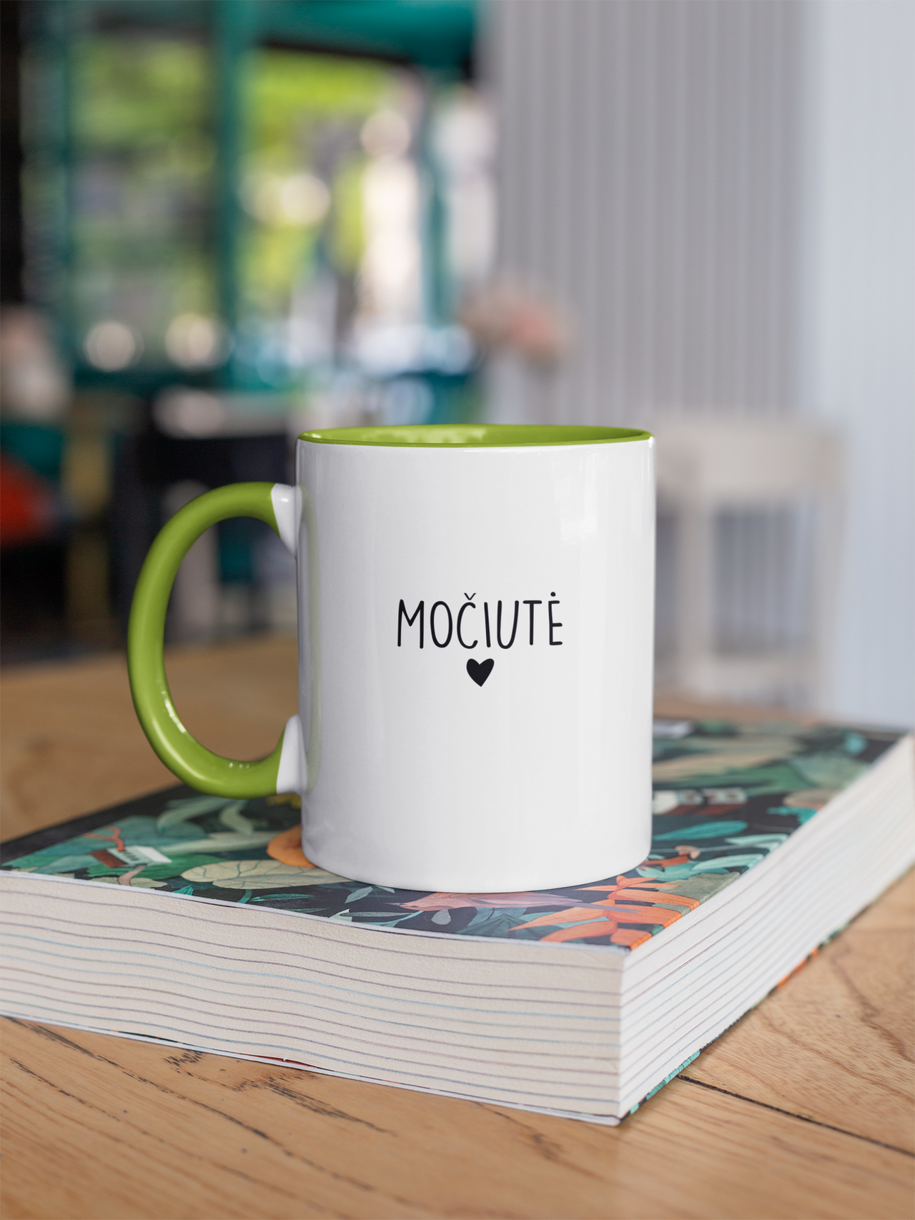Puodelis žaliu vidumi su spauda "Močiutė su širdele"