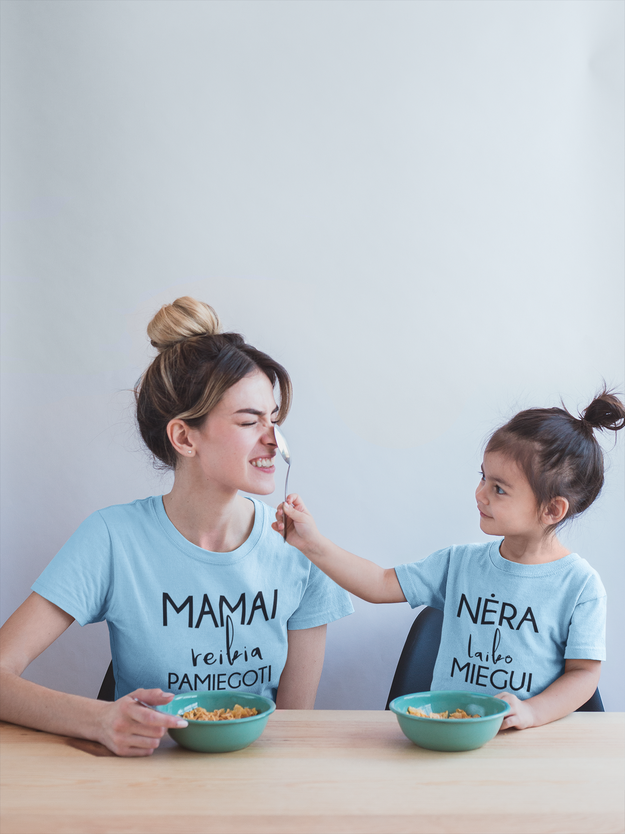 Žydri unisex marškinėliai "Mamai reikia pamiegoti“. Komplektas 2 vnt.