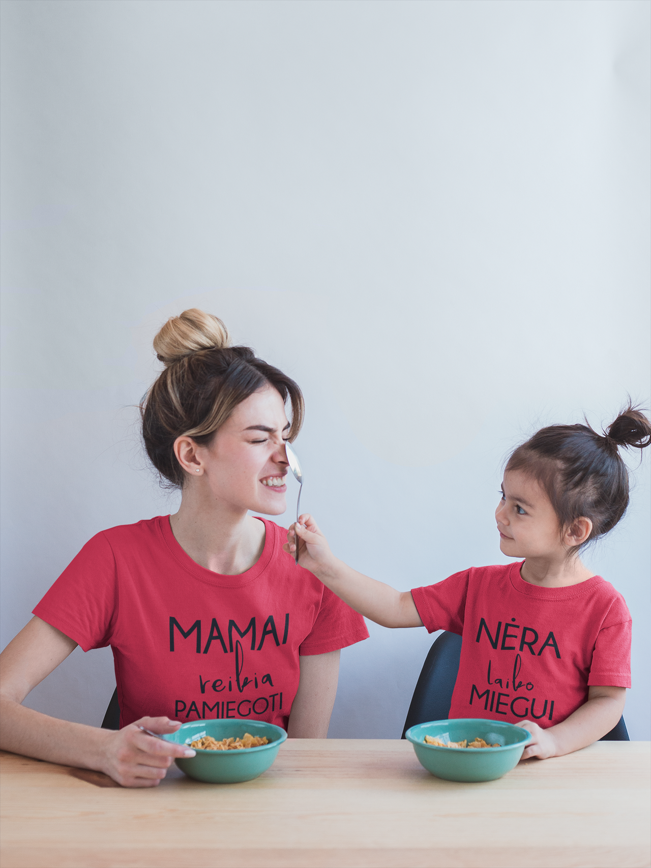 Raudoni unisex marškinėliai "Mamai reikia pamiegoti“. Komplektas 2 vnt.
