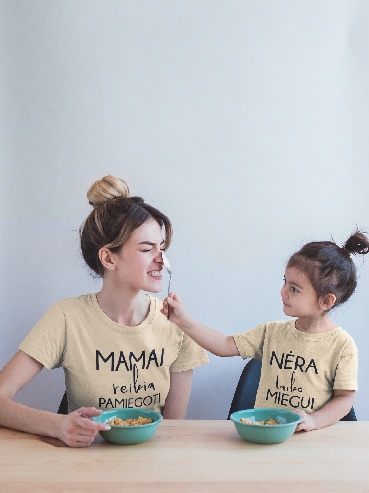 Smėliniai unisex marškinėliai "Mamai reikia pamiegoti“. Komplektas 2 vnt.