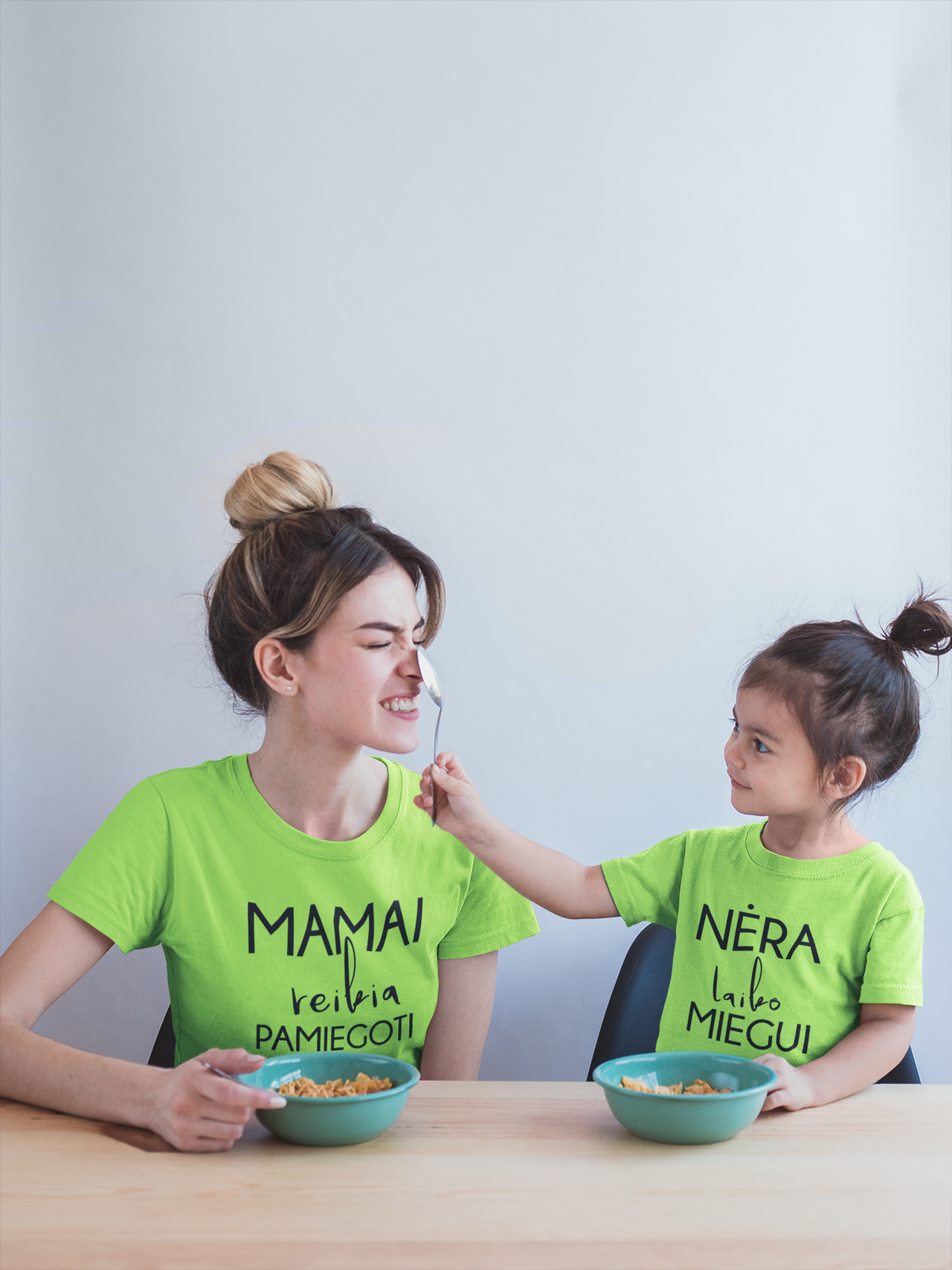 Salotiniai unisex marškinėliai "Mamai reikia pamiegoti“. Komplektas 2 vnt.