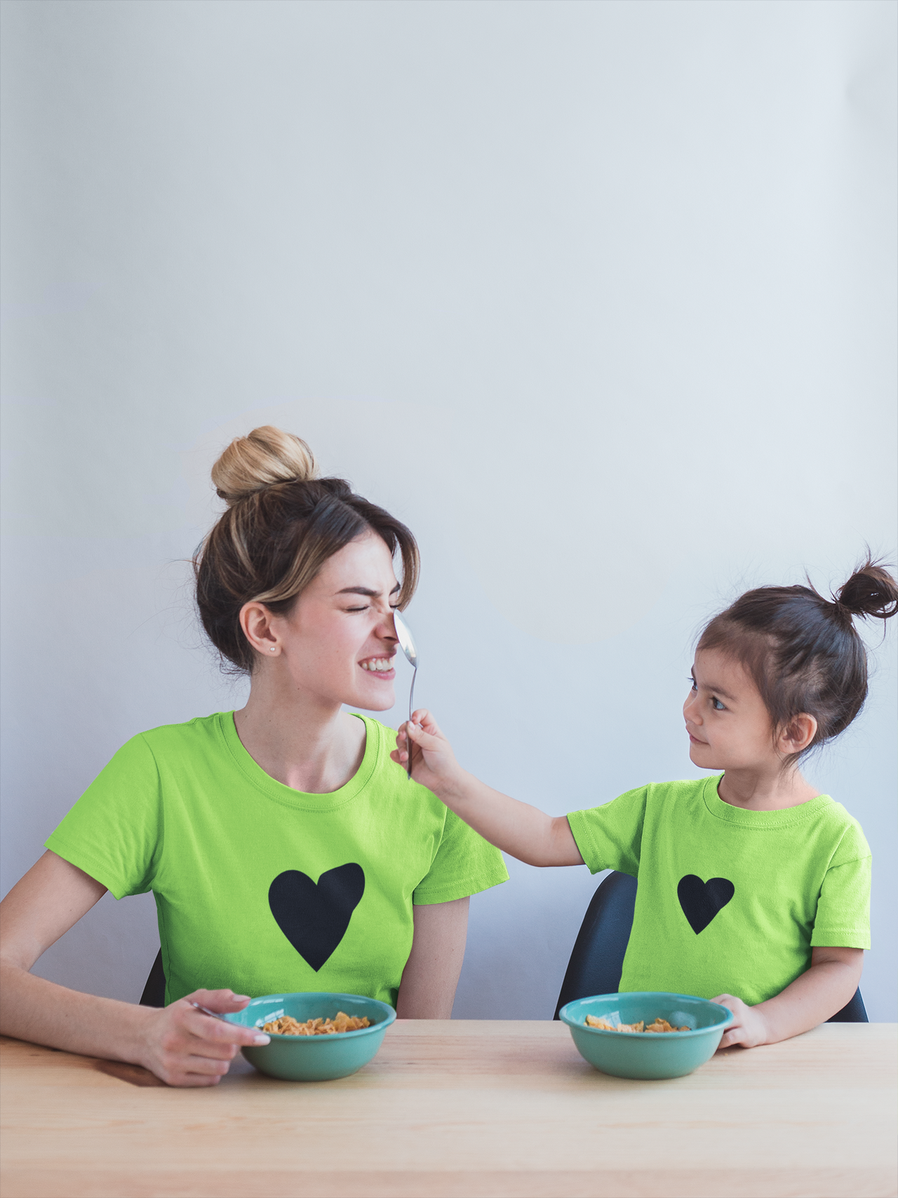 Salotiniai unisex marškinėliai mamai ir dukrai "Mamos širdis“. Komplektas 2 vnt.