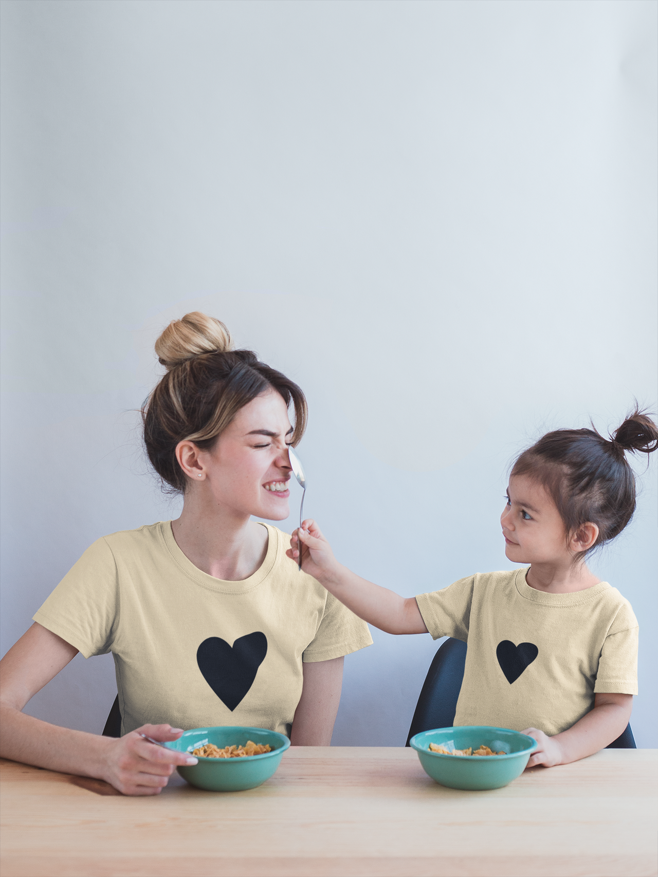 Smėliniai unisex marškinėliai mamai ir dukrai "Mamos širdis“. Komplektas 2 vnt.
