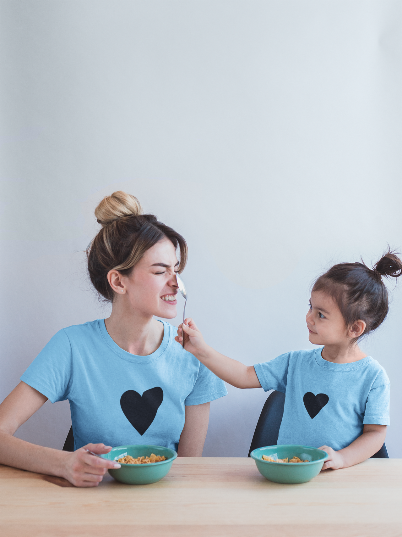 Žydri unisex marškinėliai mamai ir dukrai "Mamos širdis“. Komplektas 2 vnt.