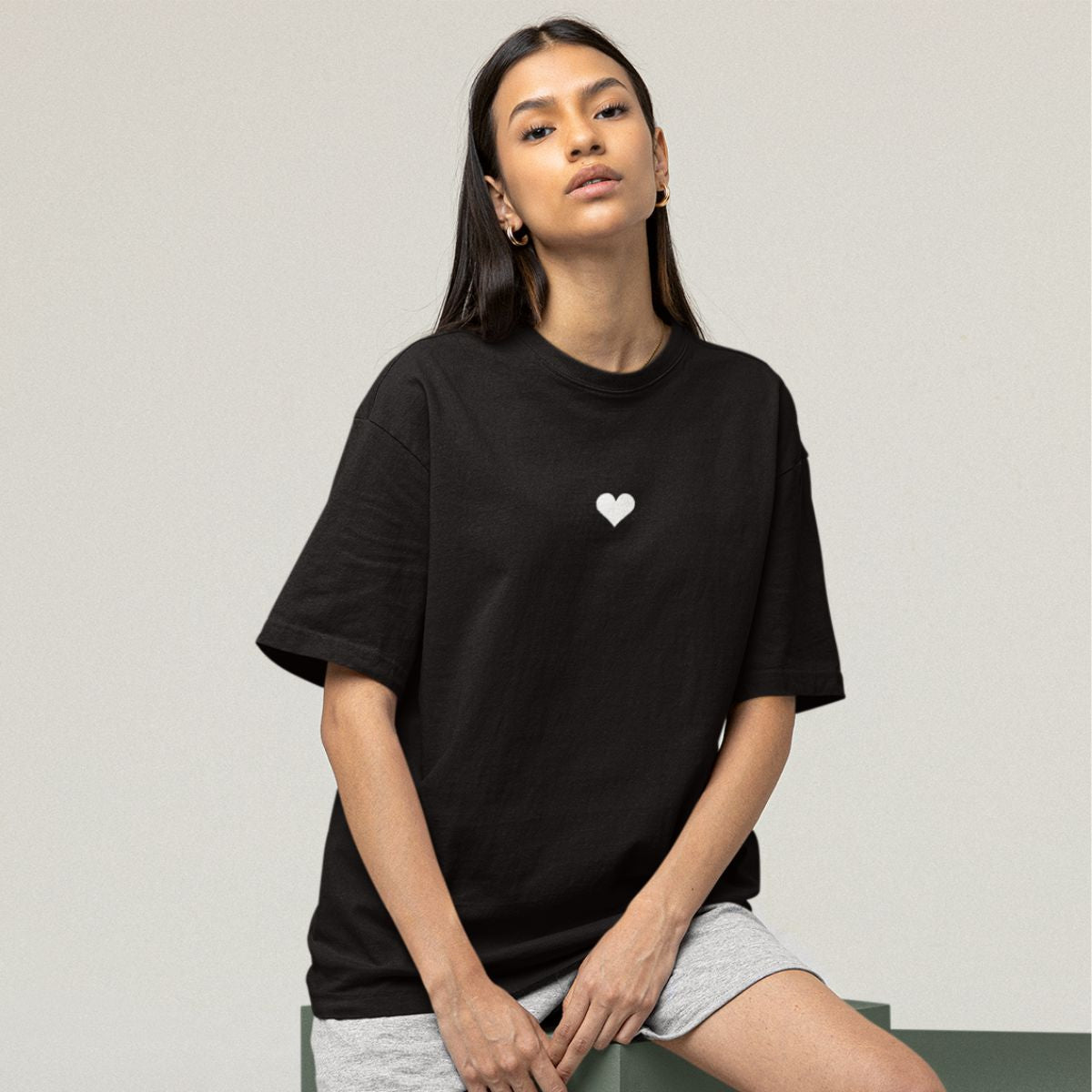 Juodi OVERSIZE marškinėliai su baltu lipduku "Širdelė“ (S dydis) ŠIURPNAKČIO PASIŪLYMAS