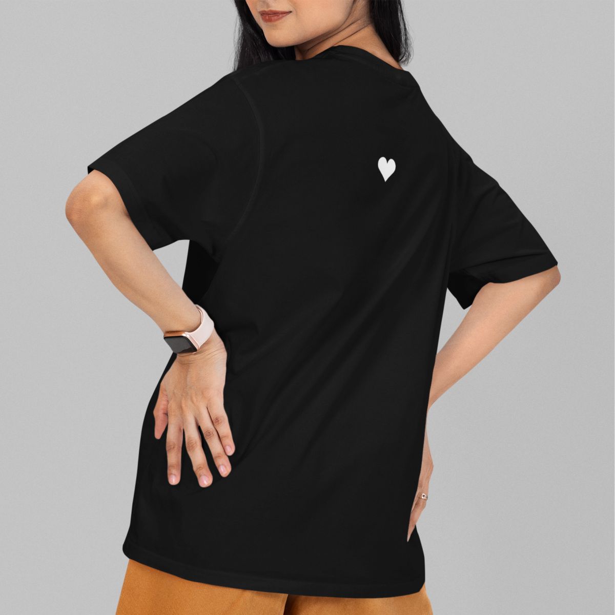 Juodi OVERSIZE marškinėliai su baltu lipduku "Širdelė“ ant nugaros (XL dydis) ŠIURPNAKČIO PASIŪLYMAS