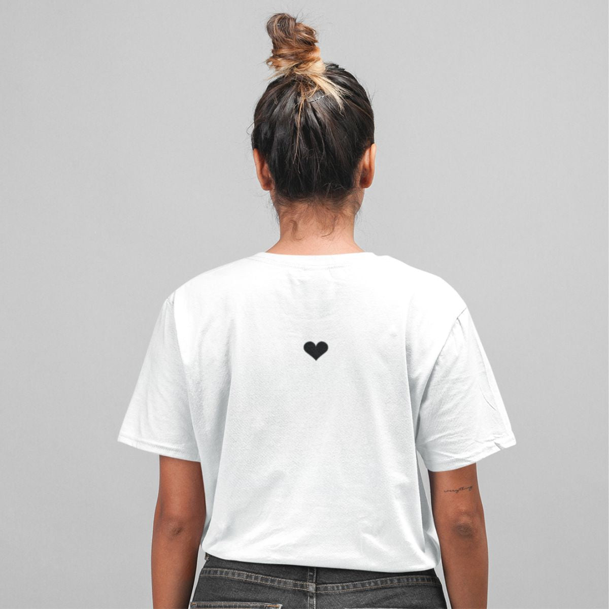 Balti PREMIUM marškinėliai su lipduku "Širdutė“ ant nugaros (S dydis) JUODOJO PENKTADIENIO Pasiūlymas!