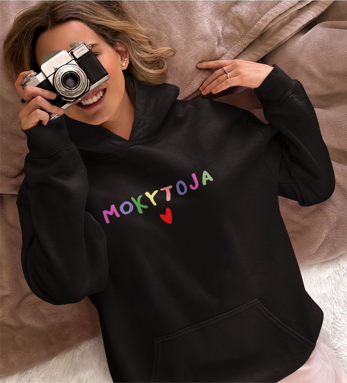 Juodas UNISEX džemperis su gobtuvu "Spalvota mokytoja" (M dydis) ŠIURPNAKČIO PASIŪLYMAS