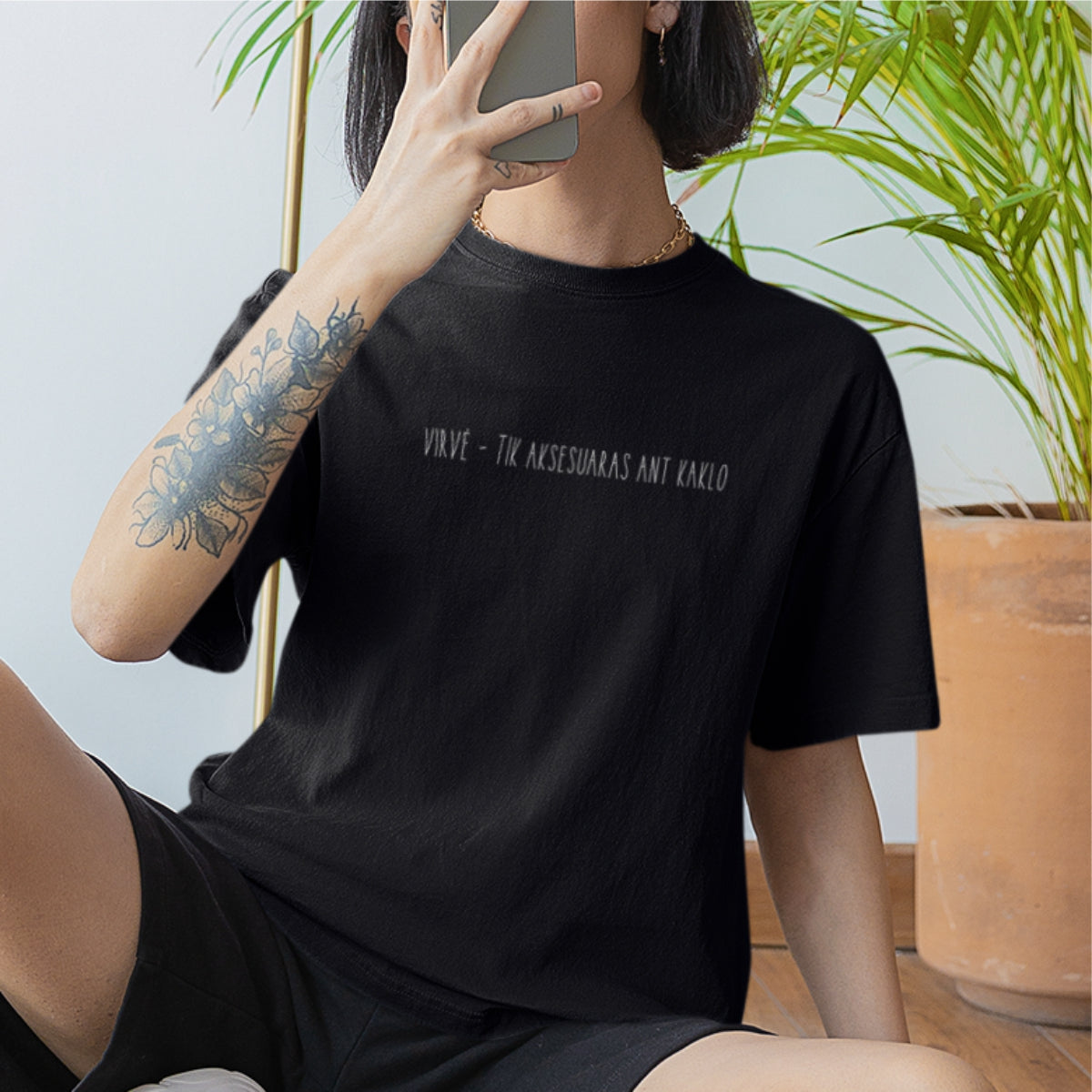 Juodi Oversize Unisex VITA ŽIBA marškinėliai "Virvė - tik aksesuaras ant kaklo"