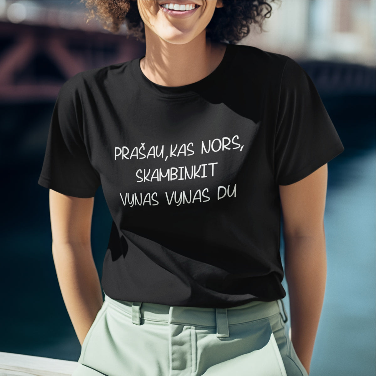 Juodi UNISEX marškinėliai "Vynas vynas du"