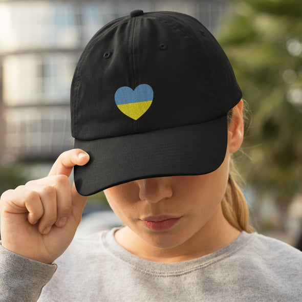 Juoda kepurė su snapeliu ir marginimu "Ukrainos širdelė“