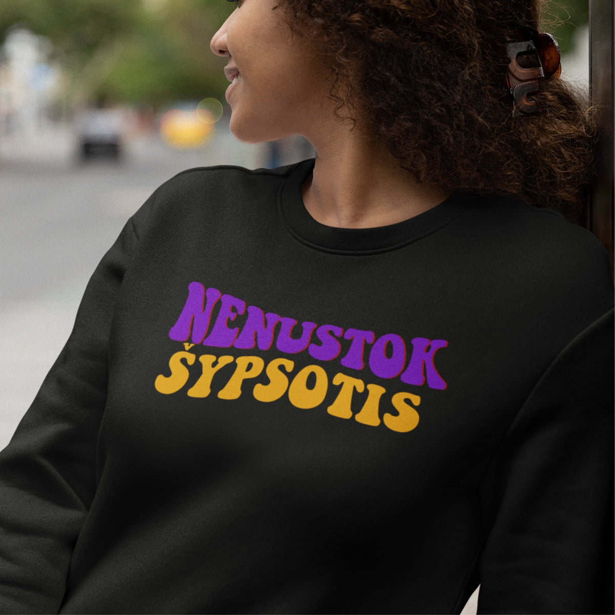 Juodas džemperis be gobtuvo su spauda ant priekio ir ant galo "Nenustok šypsotis"