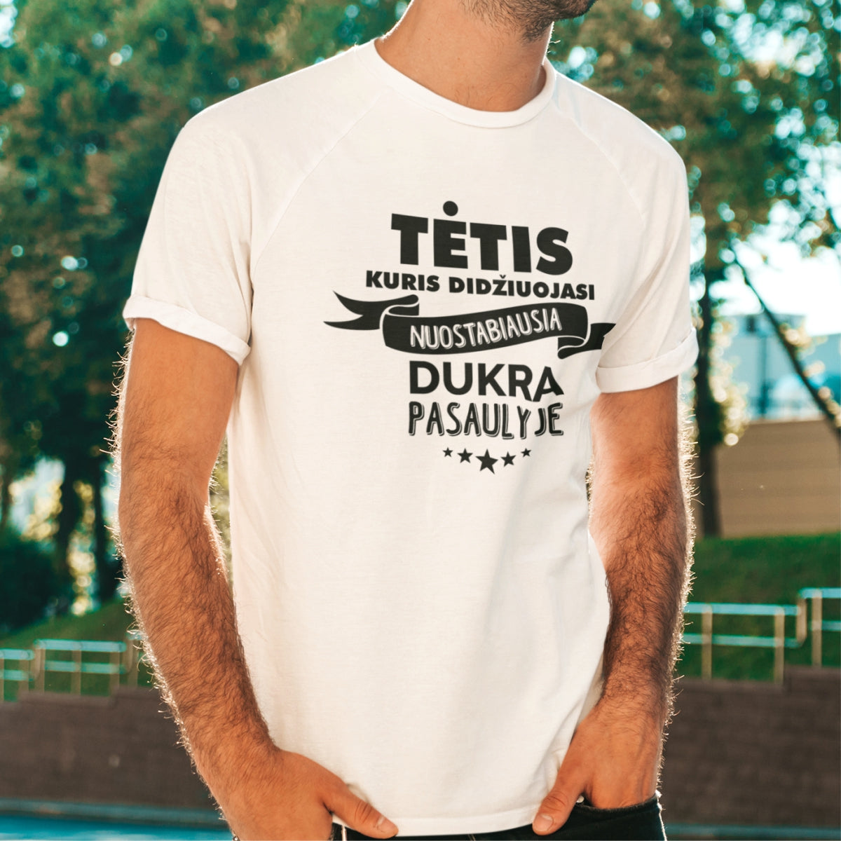 Balti marškinėliai "Tėtis, kuris didžiuojasi dukra"