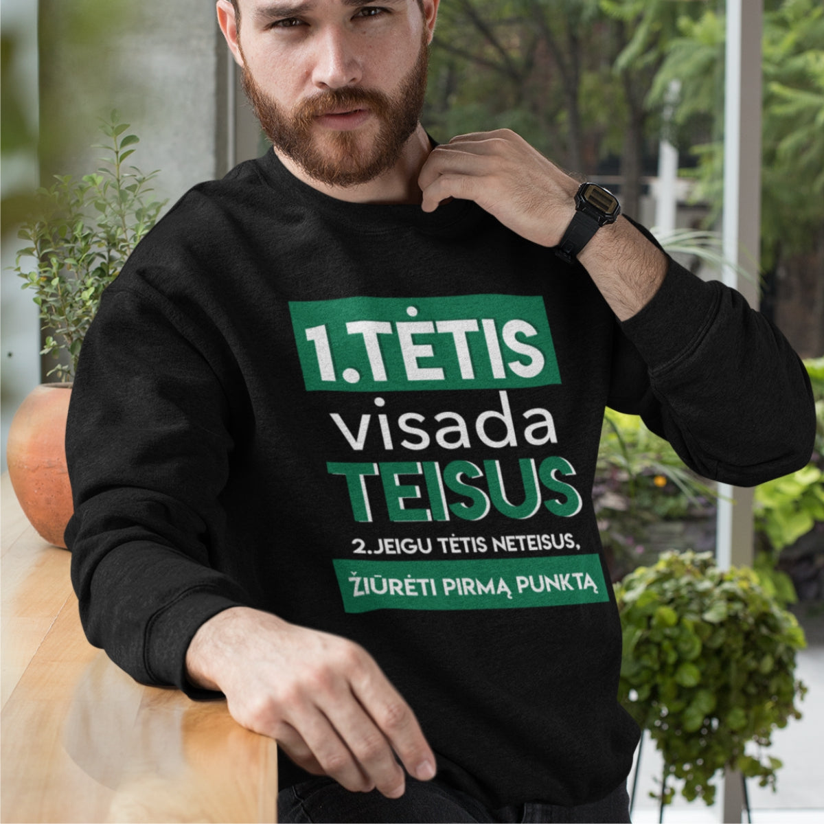Juodas džemperis be gobtuvo su užrašu "Tėtis visada teisus"