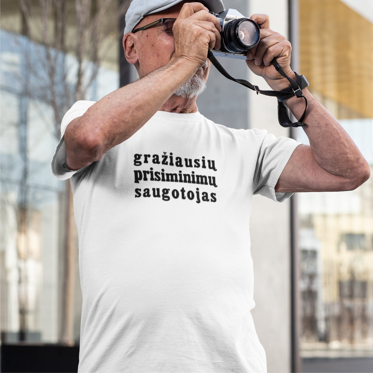 Balti marškinėliai tėčiui ir seneliui "Gražiausių prisiminimų saugotojas" Pagaminta prekė (L)