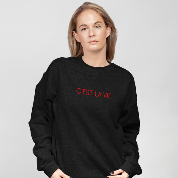 Juodas džemperis be kapišono "C'est la vie raudonas"