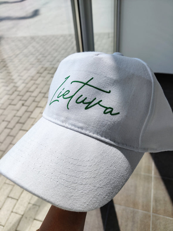 Balta kepurė su snapeliu ir aksominiu žaliu marginimu "Lietuva“