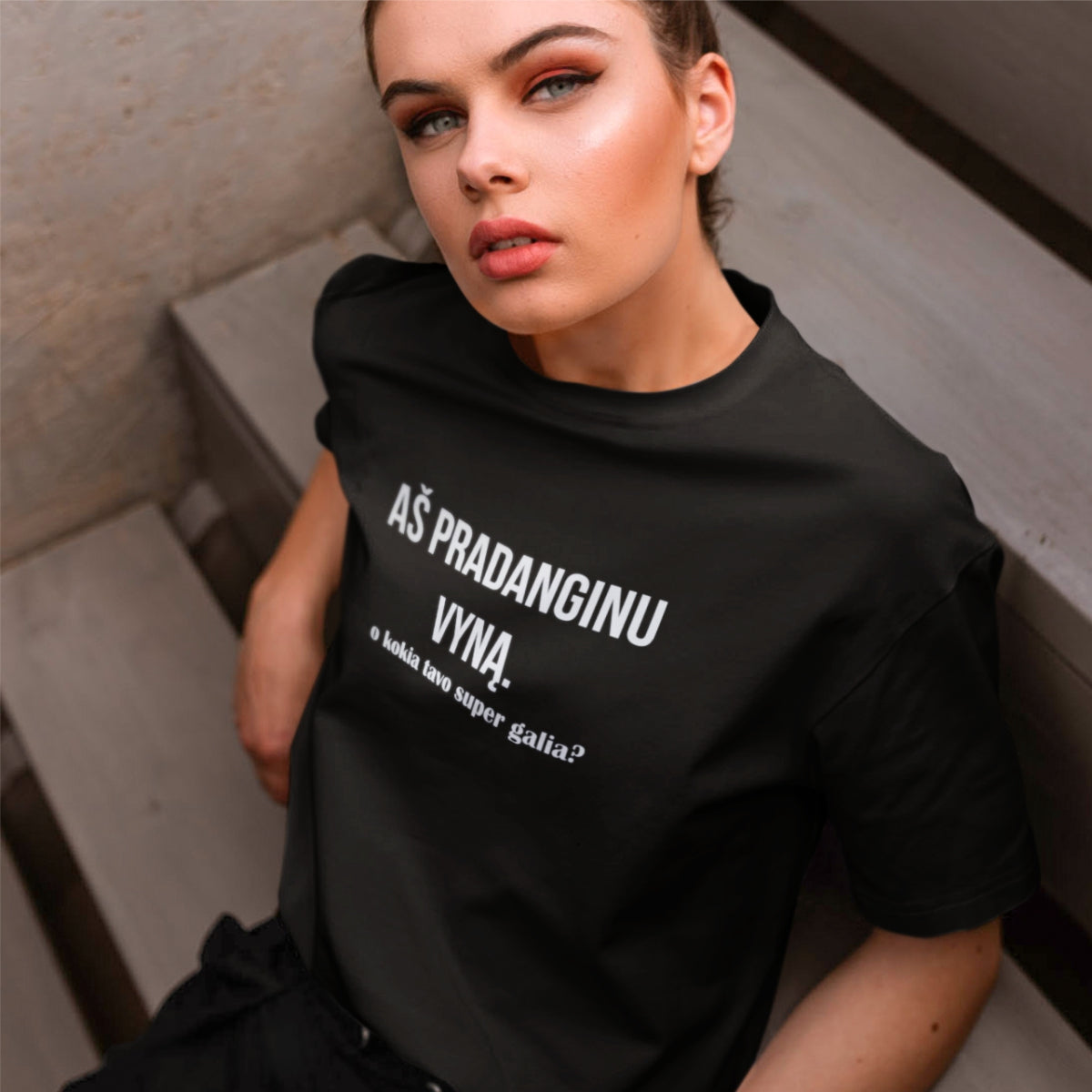 Juodi UNISEX marškinėliai "Aš pradanginu vyną"