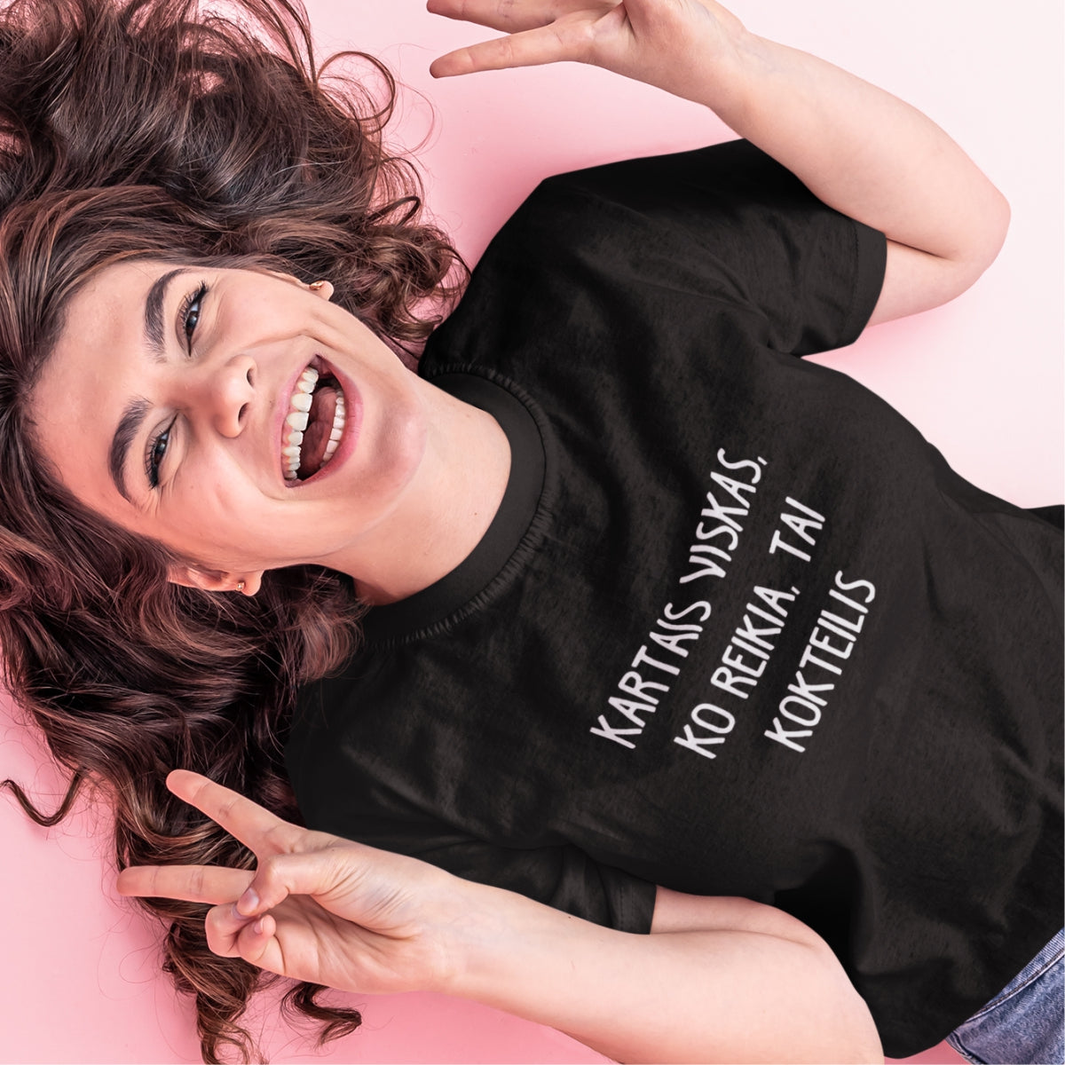 Juodi UNISEX marškinėliai "Kartais viskas ko reikia"