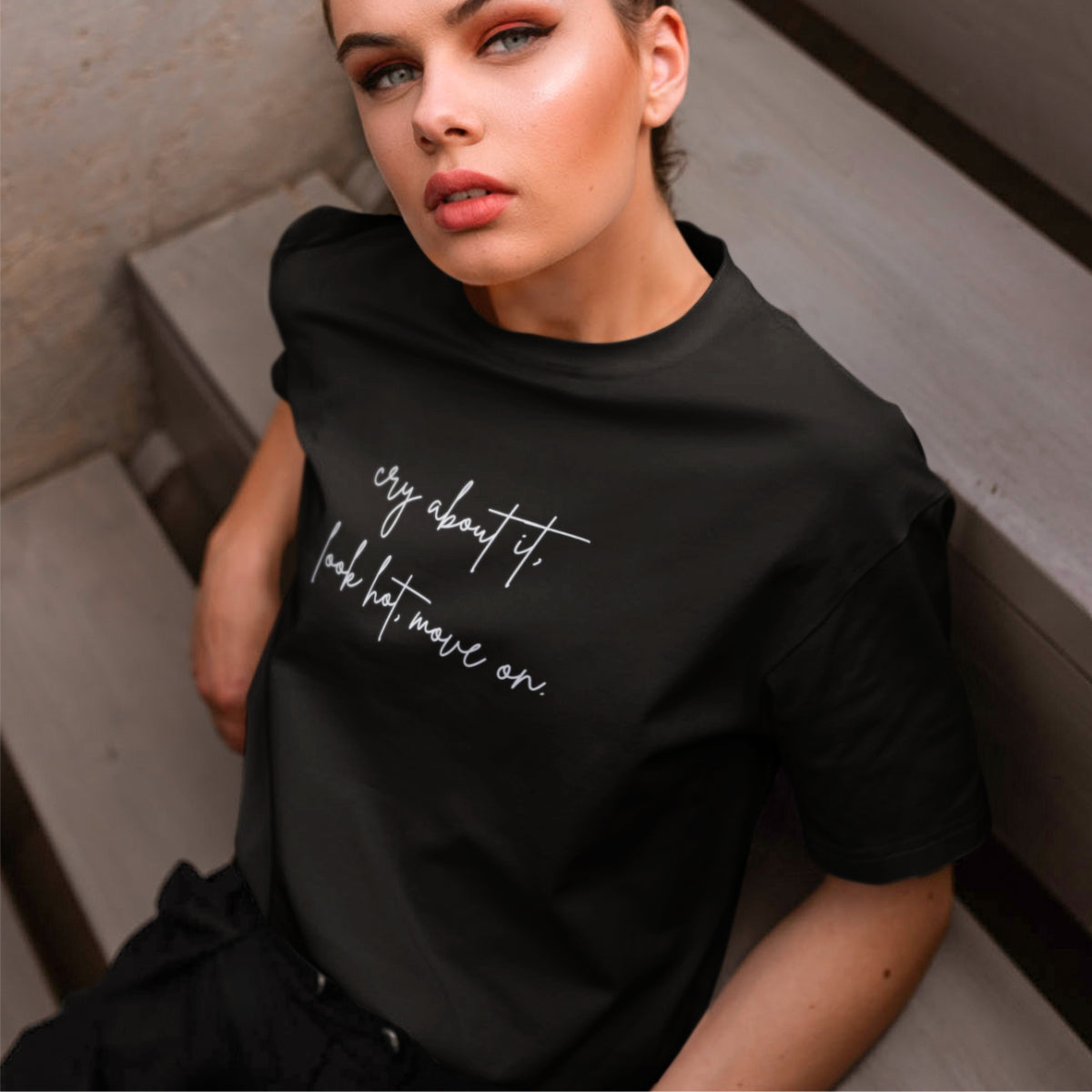 Juodi UNISEX marškinėliai "Look hot"