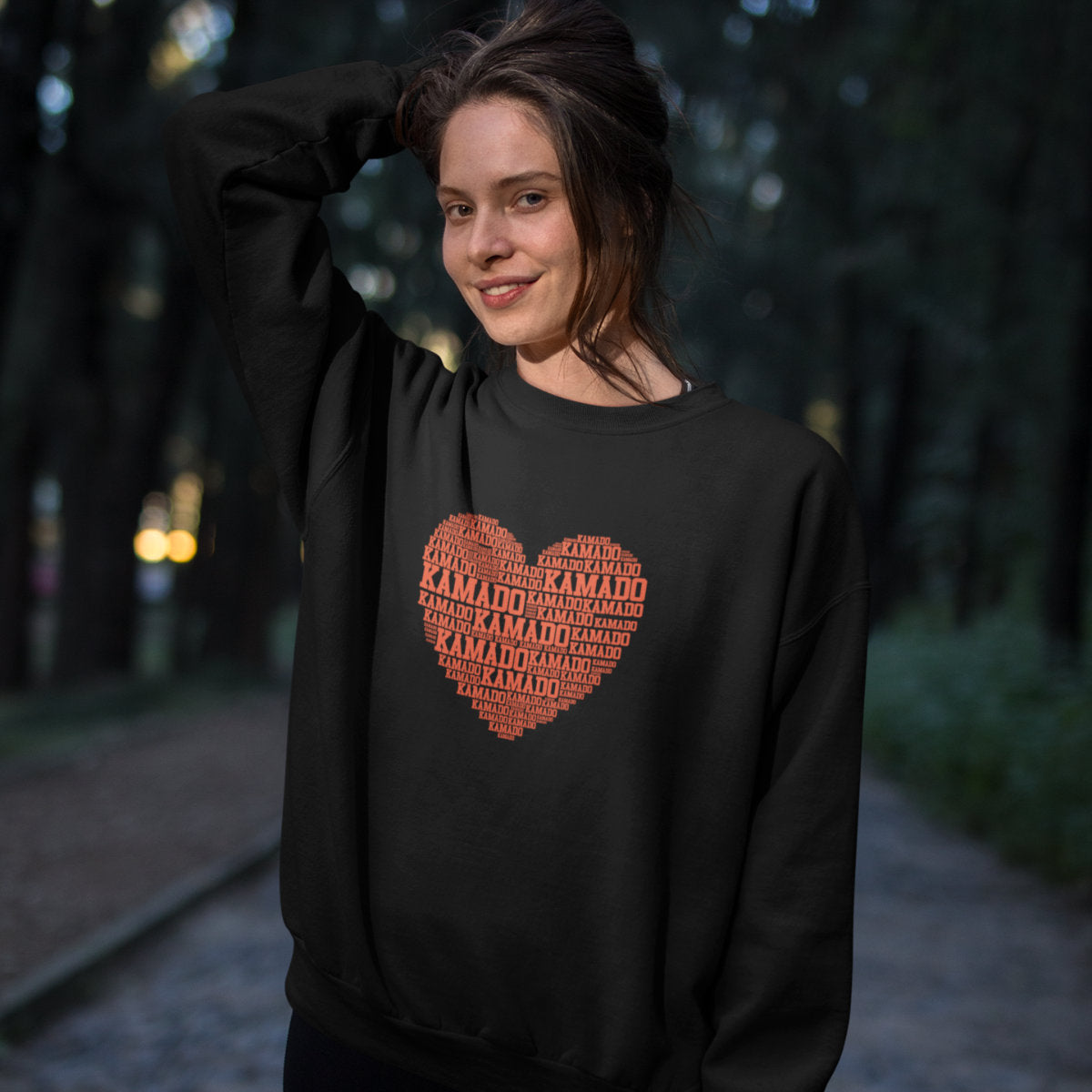 Juodas UNISEX džemperis be gobtuvo "Kamado meilė"