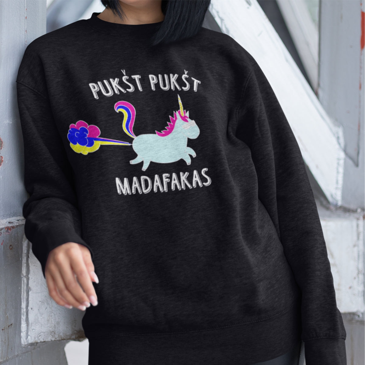 Juodas UNISEX džemperis be kapišono "Pukšt pukšt"