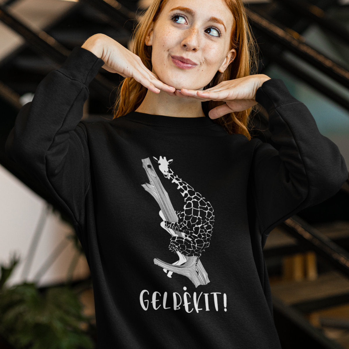 Juodas džemperis be gobtuvo "Gelbėkit žirafą"