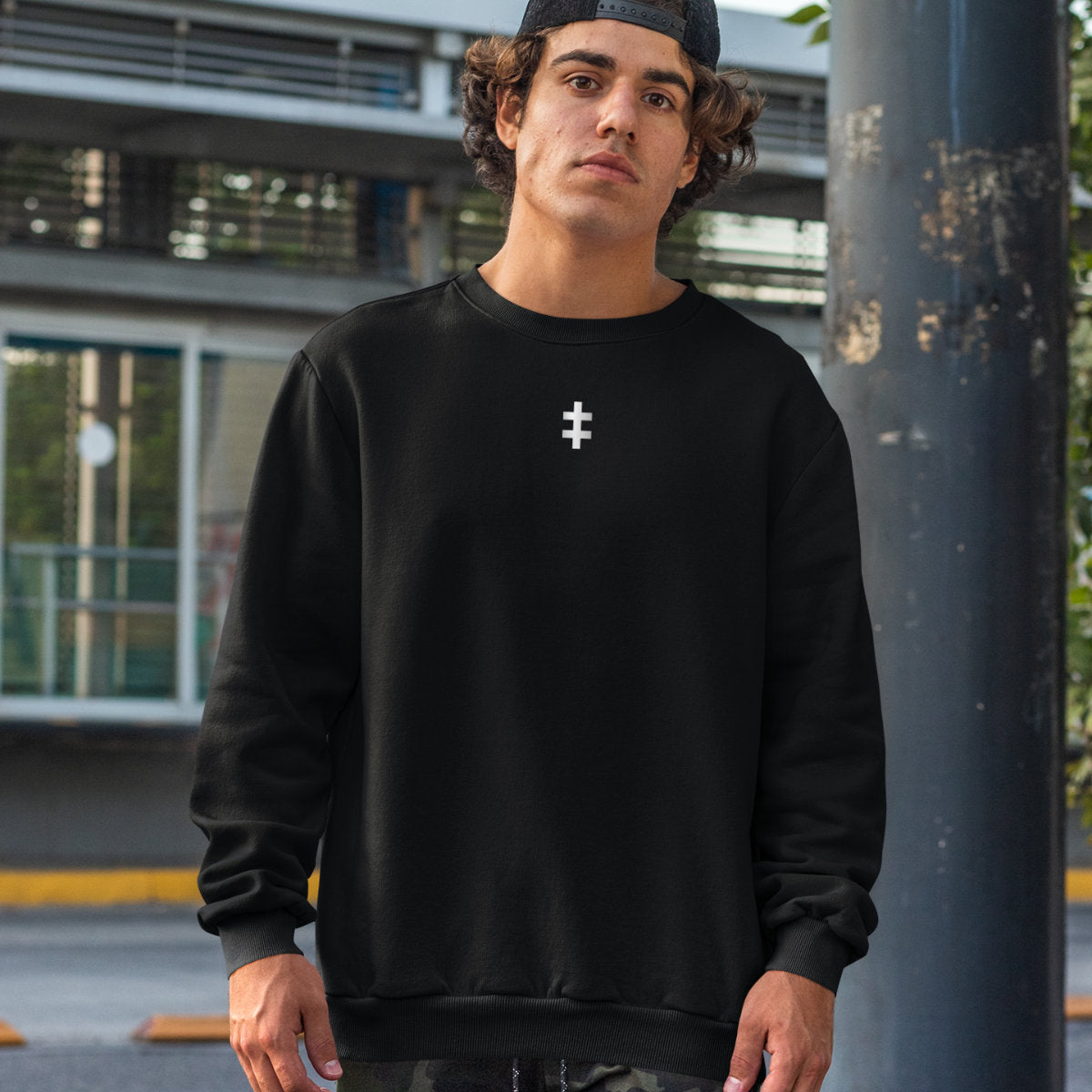 Juodas džemperis be gobtuvo "Sidabrinis Jogailaičių kryžius" ŠIURPNAČIO PASIŪLYMAS (S,2XL)