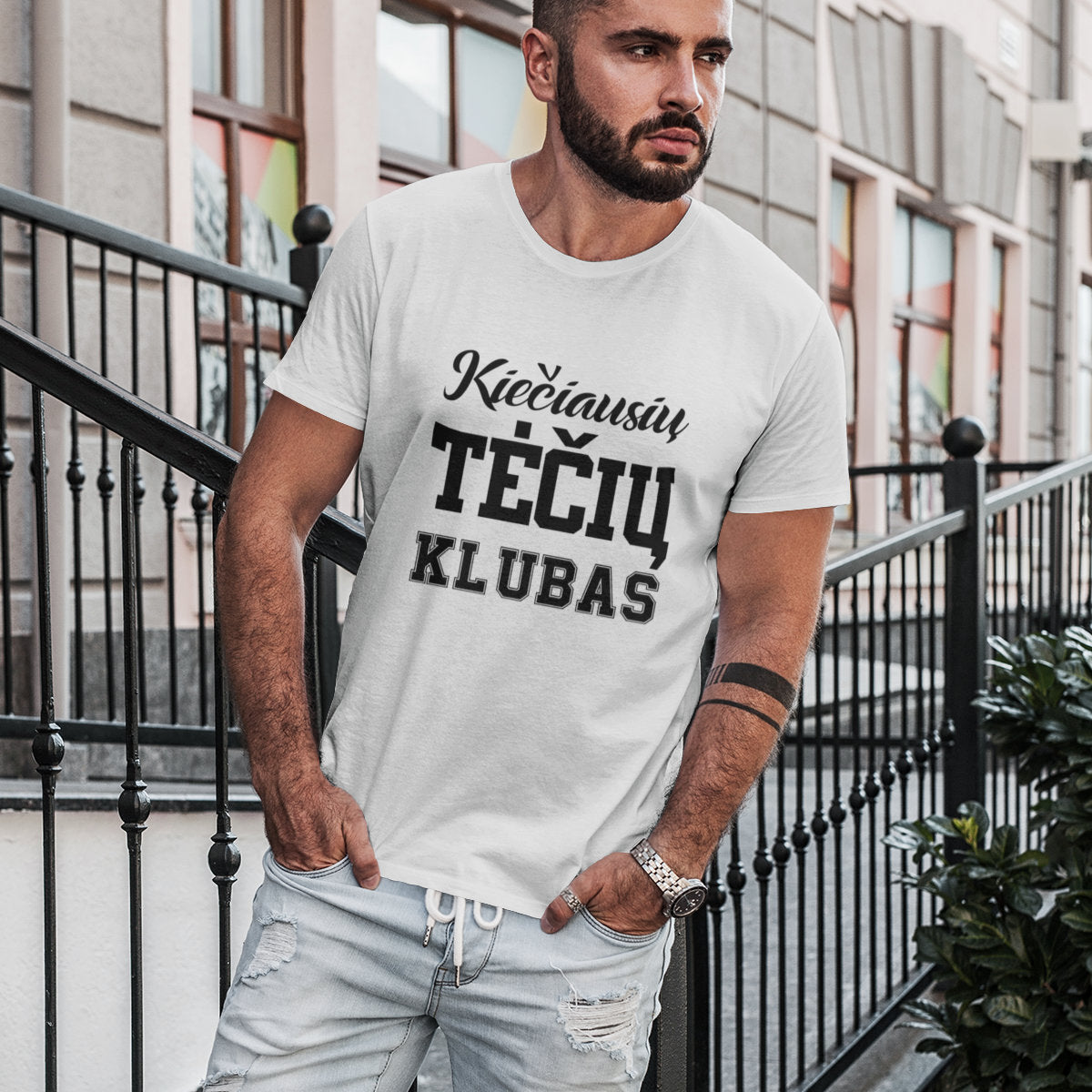 Balti marškinėliai su užrašu "Kiečiausių tėčių klubas"