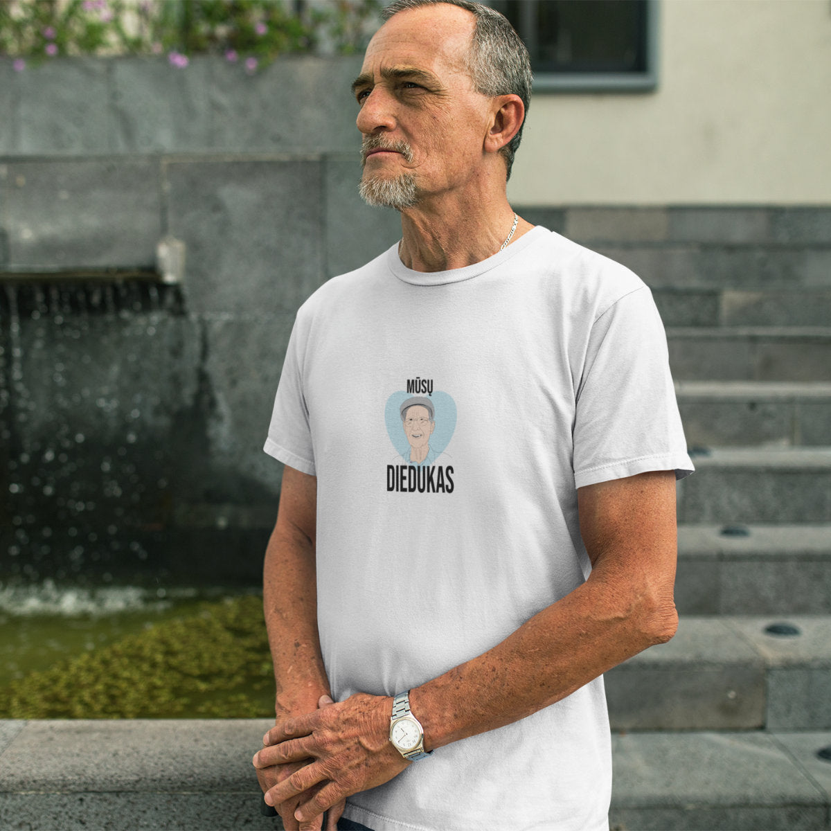 Balti marškinėliai su užrašu "Mūsų diedukas"