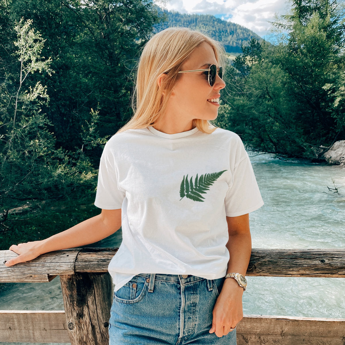 Balti UNISEX marškinėliai su aksominiu žaliu marginimu "Papartis"