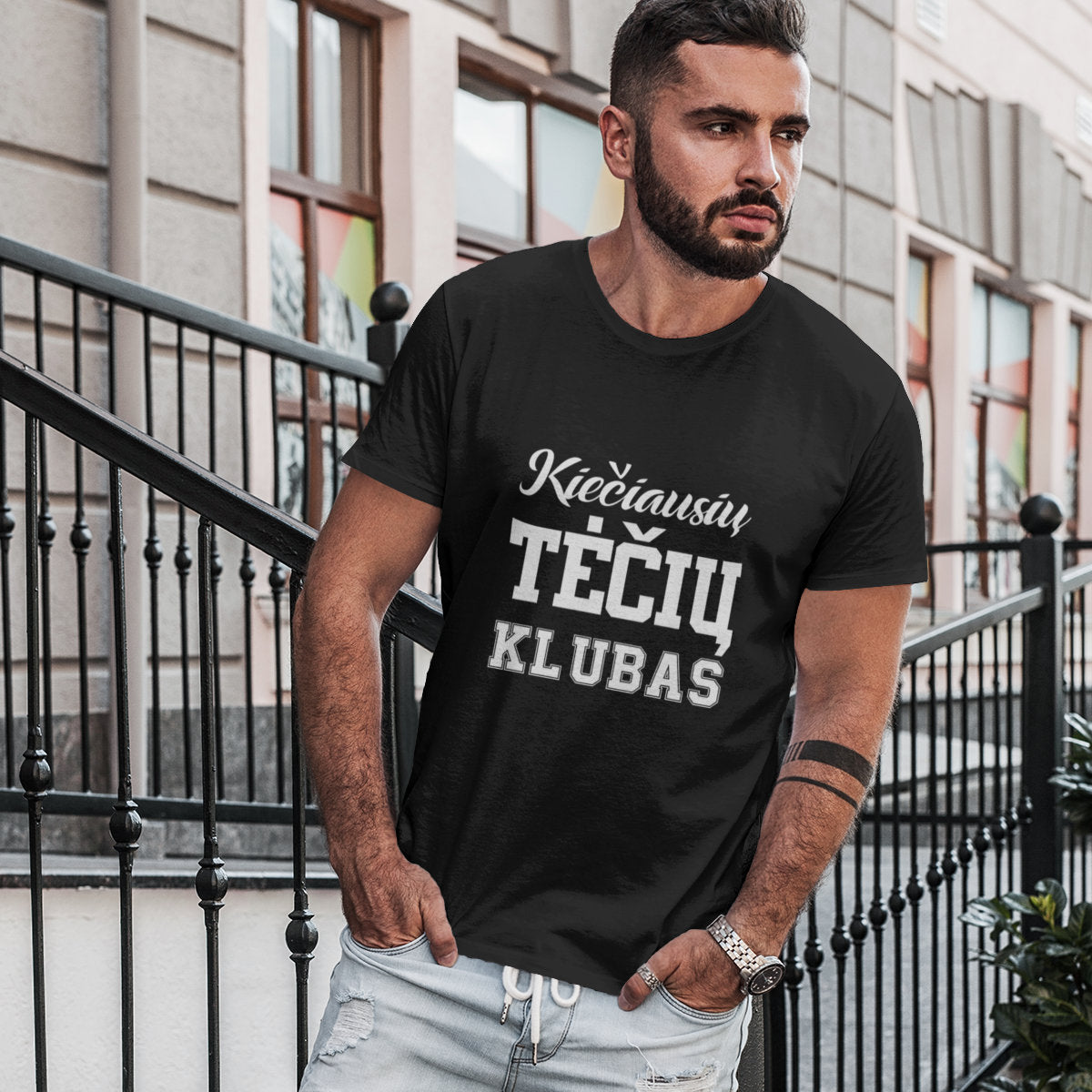 Juodi marškinėliai su užrašu "Kiečiausių tėčių klubas"