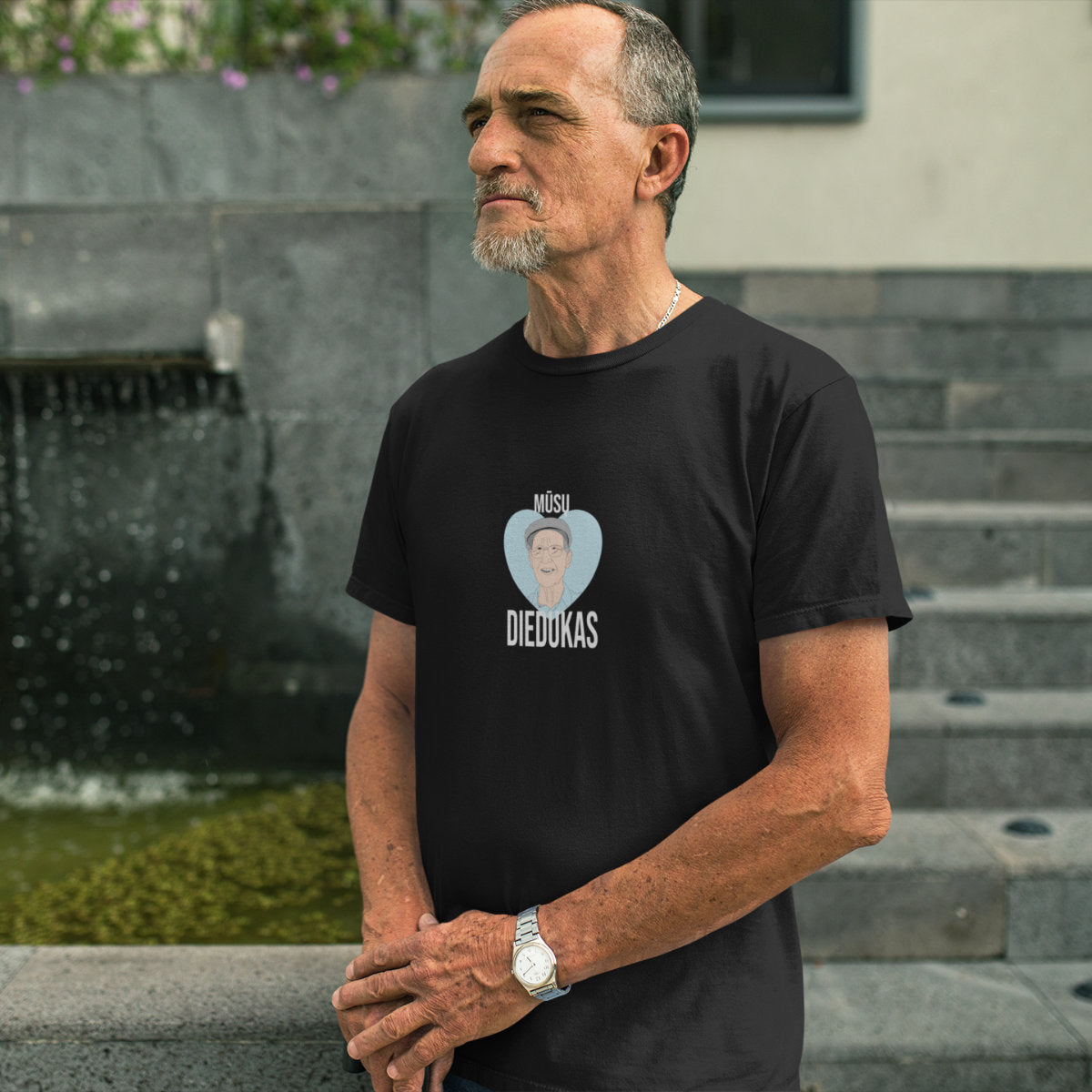 Juodi marškinėliai su užrašu "Mūsų diedukas"