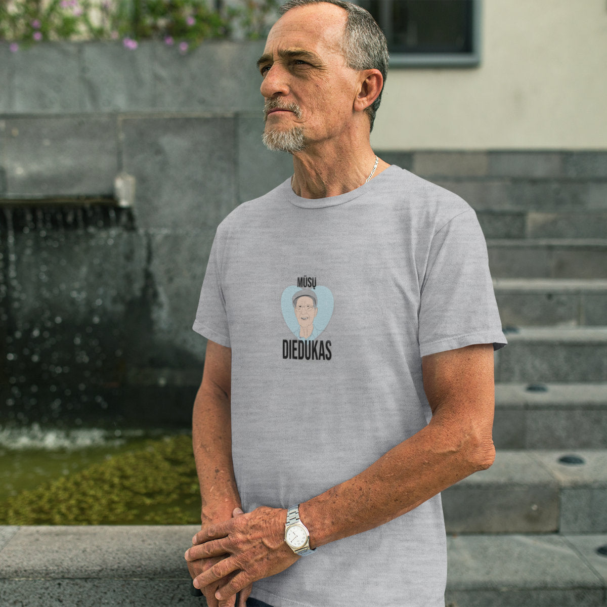 Pilki melanžiniai marškinėliai su užrašu "Mūsų diedukas"