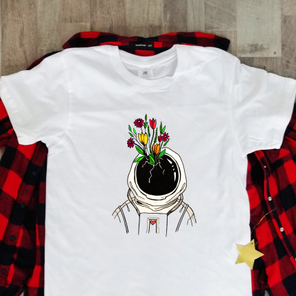 Balti marškinėliai "Kosmonautas su gėlėmis iš galvos"