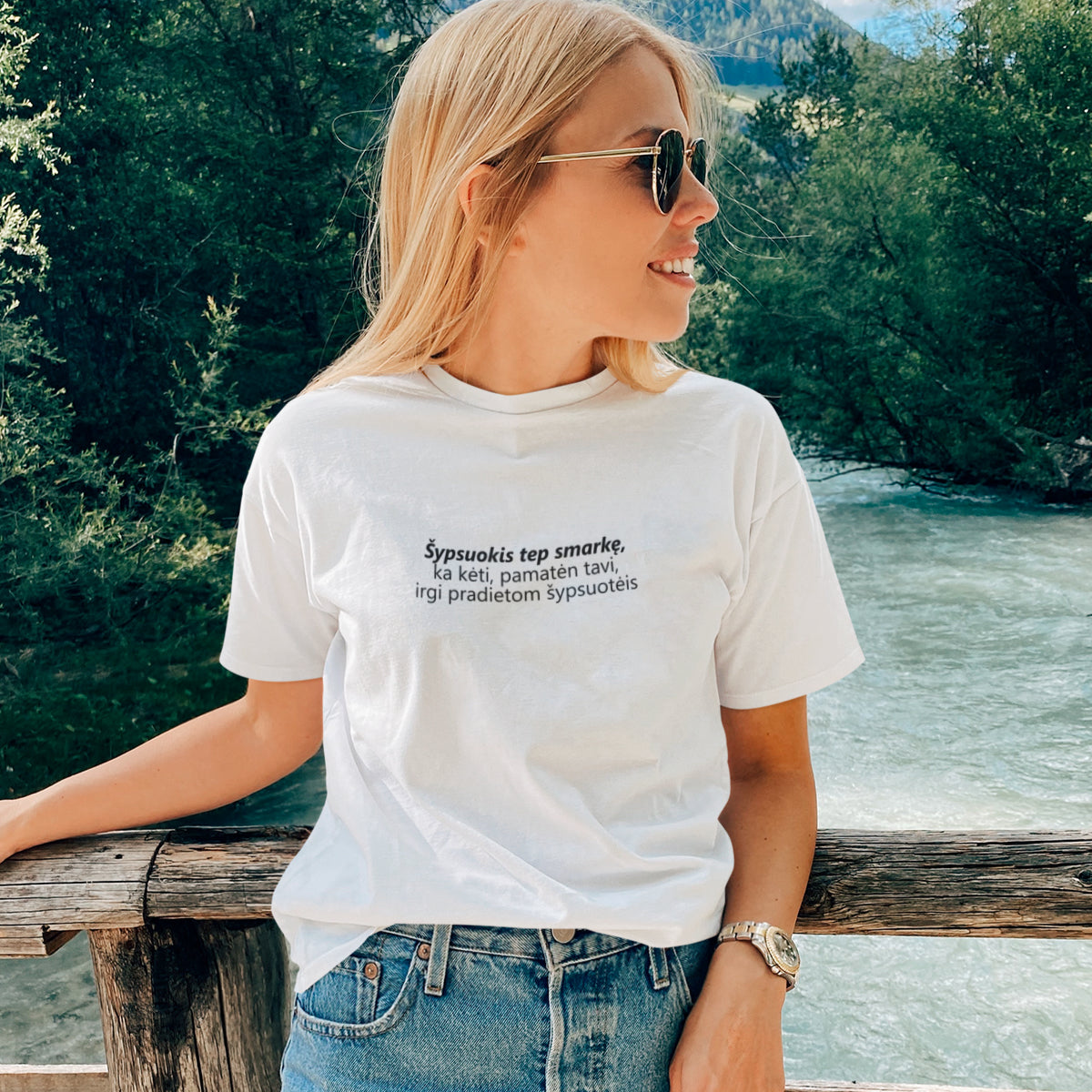 Balti UNISEX marškinėliai su žemaitišku užrašu "Šypsuokis"