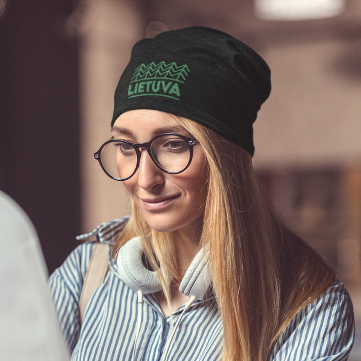Juoda kepurė „Lietuvos sengirė" su aksominiu žaliu marginimu