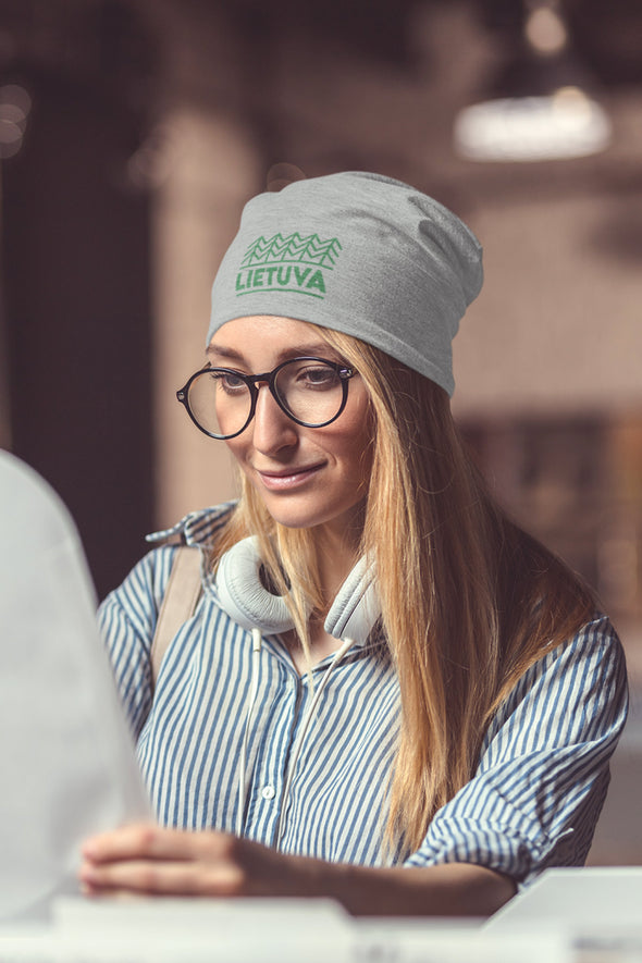 Pilka melanžinė kepurė „Lietuvos sengirė" su aksominiu žaliu marginimu