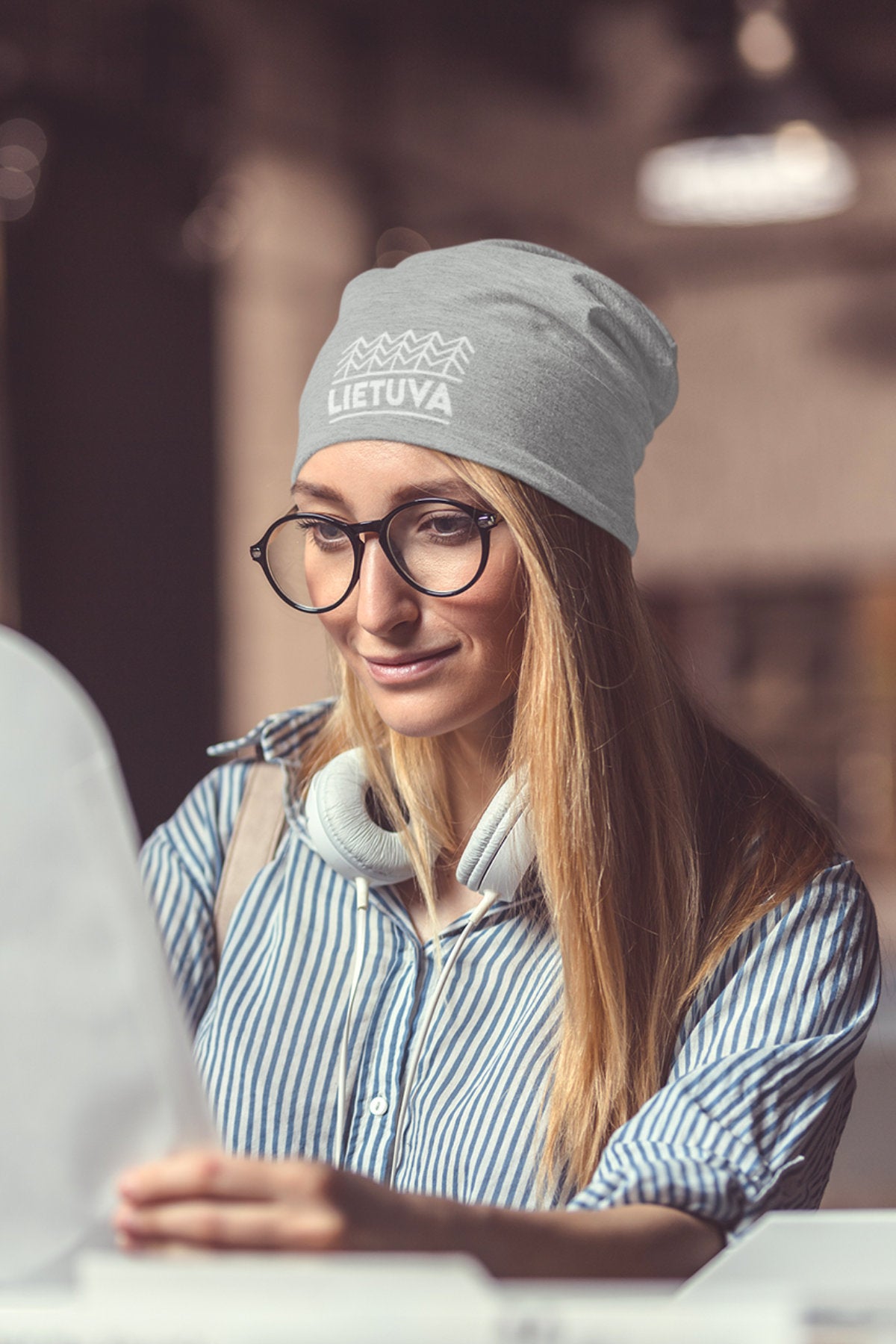 Pilka melanžinė kepurė „Lietuvos sengirė" su aksominiu baltu marginimu