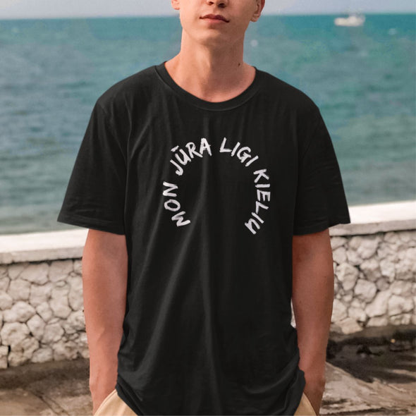 Juodi UNISEX marškinėliai su žemaitišku užrašu "Mon jūra ligi kieliu"