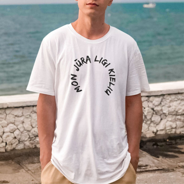 Balti UNISEX marškinėliai su žemaitišku užrašu "Mon jūra ligi kieliu"