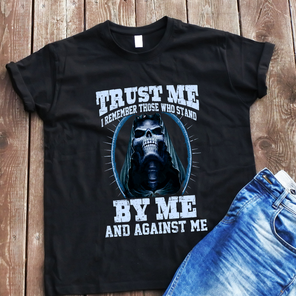 Juodi marškinėliai "Trust me“