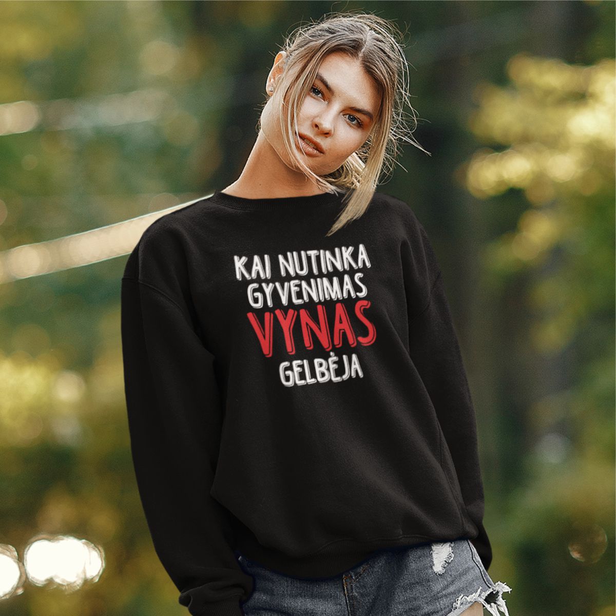 Juodas džemperis be gobtuvo "Kai nutinka gyvenimas"